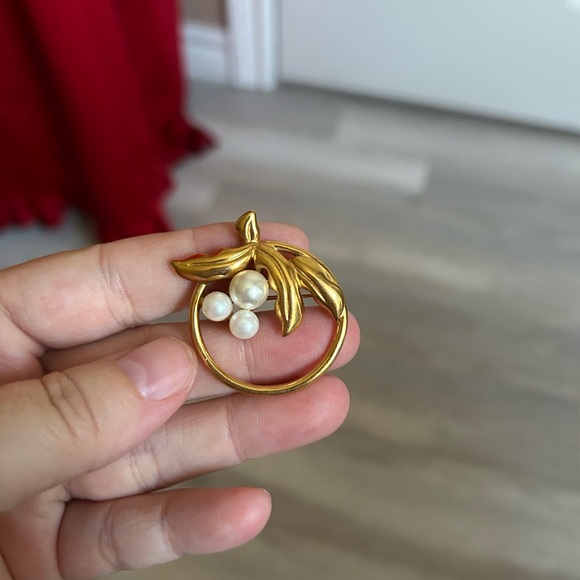 4/$50 NAPIER Gold and Pearl Leaf Brooch 😍 - Picture 1 of 9